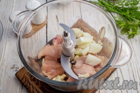 Лук и чеснок очистите, нарежьте на куски и отправьте к курице. Измельчите куриное мясо, лук и чеснок в фарш.