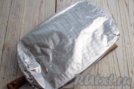 Накройте форму с тефтелями фольгой, поставьте запекаться в заранее разогретую до 180-190 градусов духовку минут на 30-35. За 5 минут до окончания приготовления снимите фольгу и дайте тефтелькам слегка подрумяниться.