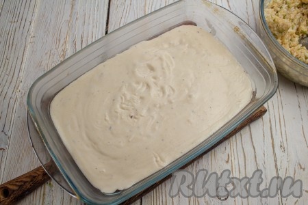 Подготовленный соус вылейте в форму для запекания.