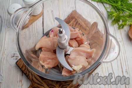 Куриное филе промойте, обсушите, нарежьте на небольшие кусочки и сложите в чашу блендера (можно воспользоваться и мясорубкой).
