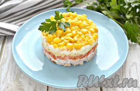 Сочный салат, приготовленный с копчёной курицей, сыром, морковью по-корейски и кукурузой, отлично впишется в праздничное меню и порадует и яркими красками, и великолепным вкусом!