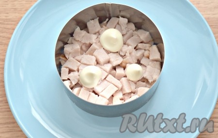 Куриные яйца для салата отвариваем в течение 10-15 минут после закипания, затем остужаем их в ледяной воде и очищаем. Куриное копчёное мясо нарезаем на мелкие кубики. На тарелку ставим сервировочное кольцо и выкладываем первым слоем копчёное куриное мясо, утрамбовываем и смазываем майонезом.