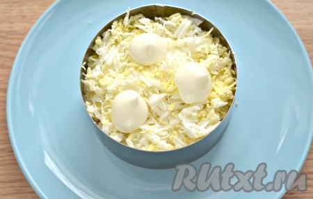 Выкладываем следующим слоем натёртые яйца, их тоже смазываем майонезом.