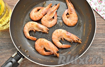 К креветкам вливаем растительное масло.


