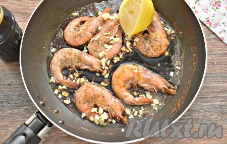 Сразу вливаем сок лимона и соевый соус.