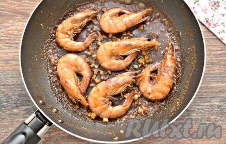 Томим королевские креветки в соевом соусе, лимонном соке с чесноком 3-4 минуты на среднем огне без крышки, в течение этого времени 1-2 раза креветки переворачиваем.