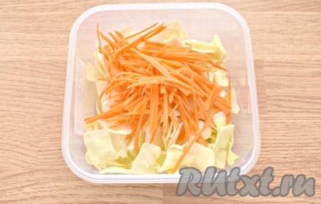 Очищаем морковь, натираем на тёрке для моркови по-корейски (или нарезаем тонкой соломкой), перекладываем к нарезанной капусте.