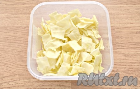 С капусты снимаем верхние листы. Затем нарезаем капусту в форме квадратиков (или ромбиков) с размером стороны, примерно, 2 см, выкладываем в миску.