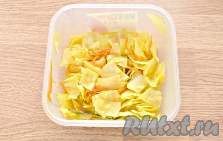 Перемешиваем капусту, накрываем крышкой и оставляем мариноваться минимум на 6 часов в прохладном месте. Лучше всего готовить капусту по-корейски с вечера, чтобы утром уже можно было снимать пробу.