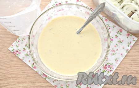 В получившийся состав вливаем 125 мл охлаждённой кипячёной воды и ещё раз хорошо перемешиваем. Майонезно-горчичный соус для сельди готов.