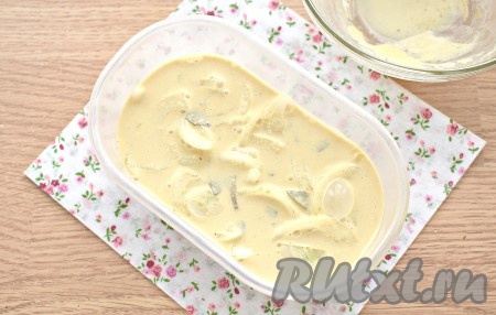 Получившимся майонезно-горчичным соусом полностью заливаем кусочки сельди и лук. Контейнер с рыбкой накрываем крышкой и отправляем в холодильник мариноваться на сутки.