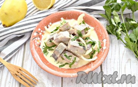 Через сутки наивкуснейшую сельдь, маринованную в майонезно-горчичном соусе, можно подавать к столу. Она станет великолепной закуской и отличным дополнением, например, к отварной картошечке.
