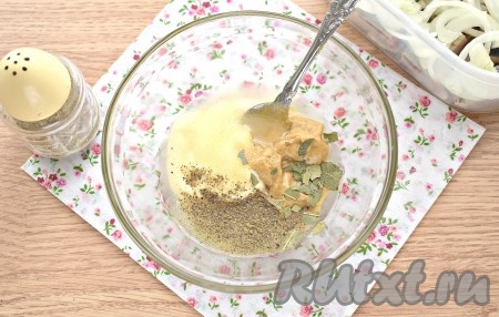 По желанию, для пикантности в соус можно добавить разломанный на части лавровый лист. Сахар и молотый чёрный перец тоже добавляем в соус.