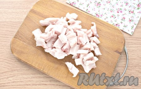 Со слегка подмороженного сала срезаем кожу. И сразу нарезаем сало на небольшие кусочки. 