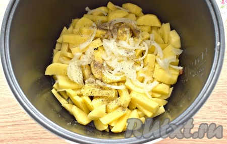 Сразу же выкладываем очищенную луковицу, нарезанную на достаточно тонкие полукольца, солим и перчим.