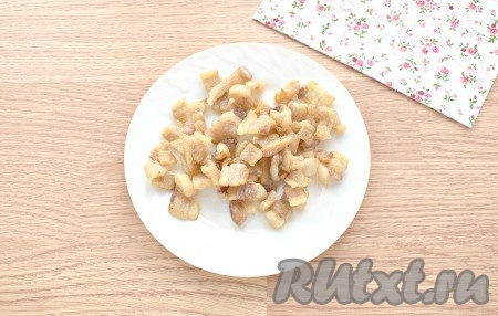 Шкварки достаём из мультиварки и убираем пока в сторонку. Жир от сала оставляем в чаше мультиварки, на нём мы и будем жарить картошку.