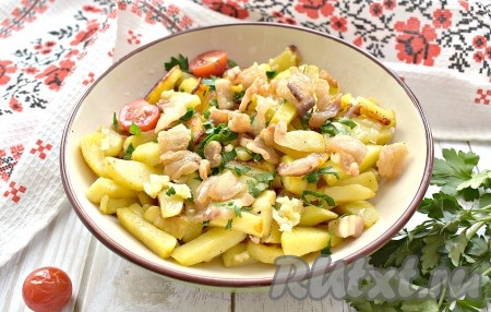 Вкусную, аппетитную жареную картошку подаём сразу к столу, дополнив, по желанию, шкварками.