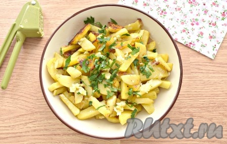 После звукового сигнала мультиварки картошка, жареная на сале, будет готова, перекладываем её на тарелку, посыпаем измельчённым чесноком и зеленью (я использовала петрушку).