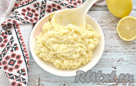 Вот так достаточно просто можно приготовить в мультиварке вкусную и полезную молочную пшённую кашу. Раскладываем кашу по тарелкам и подаём к столу.