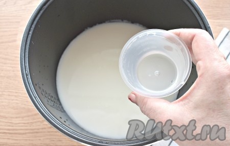 Сюда же вливаем тёплое прокипячённое молоко и тёплую кипячёную воду.