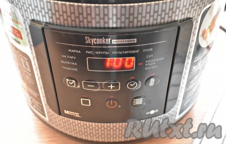 Мультиварку закрываем крышкой. На дисплее мультиварки выбираем программу «Молочная каша» (я готовила в мультиварке Редмонд). Время устанавливаем - 1 час.