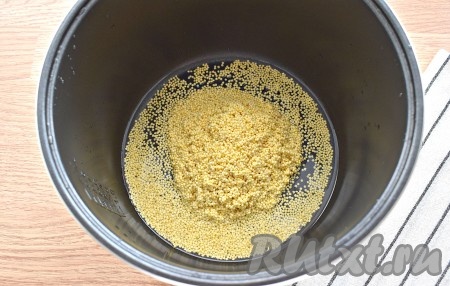 Промытую подготовленную пшённую крупу перекладываем в чашу мультиварки.
