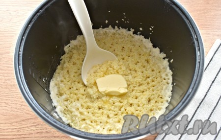 Готовим молочную пшённую кашу до звукового сигнала, затем открываем крышку мультиварки. В кашу добавляем кусочек качественного сливочного масла, хорошо перемешиваем. Мультиварку снова закрываем крышкой и даём каше настояться минут 10-15.