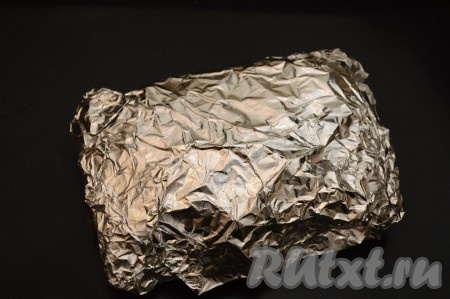 Затем заворачиваем свинину в два слоя фольги, перекладываем в форму, удобную для запекания (или на противень), и отправляем в духовку, разогретую до 190 градусов, на 2 часа.