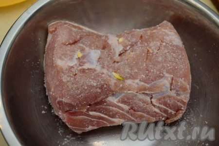 Когда мы нашпиговали мясо чесноком, можно его солить и добавлять специи. Я специи не добавляю, мне хватает чеснока и соли. Чтобы посолить свинину, я беру, примерно, 1 столовую ложку соли и натираю мясо со всех сторон, как бы втирая кристаллики соли в мясо.