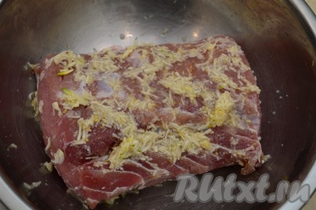 Вторую головку чеснока разбираем на зубчики, которые пропускаем через пресс. Получившейся чесночной массой обмазываем кусок свиной корейки со всех сторон. Кладём мясо в миску и отправляем на 1-2 часа просолиться в холодильник, накрыв крышкой.
