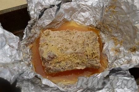 По прошествии двух часов достаём запечённую свиную корейку. Разворачиваем фольгу и прокалываем мясо зубочисткой достаточно глубоко, если в месте прокола выделяется прозрачный сок, без розовых вкраплений, - наше мясо готово. Можно просто разрезать мясо и посмотреть на разрез, там не должно быть розовых участков. Дополнительно готовую корейку можно подрумянить в течение 10-15 минут на режиме "Гриль", но я этого не делаю.