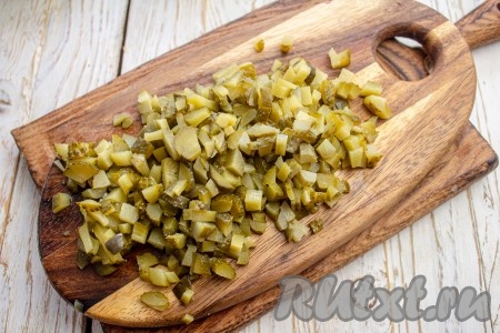 Солёные огурцы нарежьте мелко. Если в огурцах много влаги, то отожмите её.