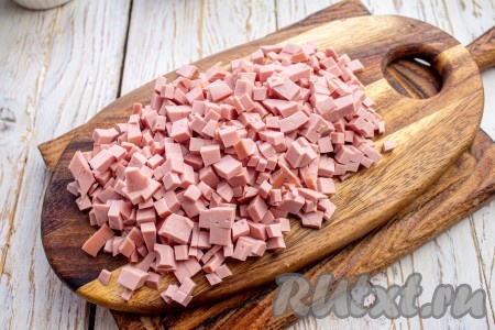 Сюда же добавьте и колбасу, нарезанную на мелкие кубики.