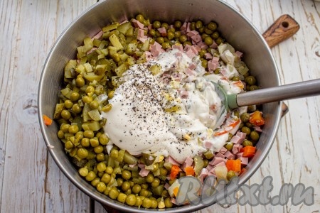 Огурчики выложите к остальным нарезанным ингредиентам, добавьте консервированный горошек без жидкости, соль, чёрный молотый перец и майонез. Хорошо перемешайте салат.