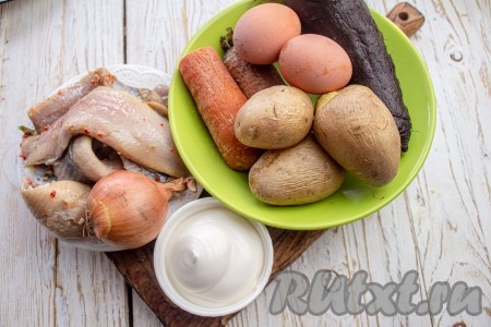 Подготовьте все необходимые ингредиенты для приготовления "Селёдки под шубой" с маринованным луком. Свеклу запеките заранее, для этого свеклу, не очищая от кожуры, заверните в фольгу и запекайте в разогретой духовке около 45-60 минут при температуре 200 градусов, затем полностью остудите в фольге. Картофель и морковь отварите в кожуре (на отваривание после начала кипения воды потребуется минут 25-30), затем достаньте готовые овощи, переложите на тарелку и остудите. Яйца отварите вкрутую (на варку нужно будет минут 9-10 после закипания воды), после этого остудите их в холодной воде и почистите. Если у вас сельди целые, тогда удалите голову и внутренности, снимите кожу, отделите филе от хребта и тщательно удалите кости, в результате у вас получатся 4 филе.