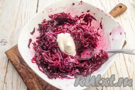 Свеклу очистите, натрите на тёрке в отдельную тарелку. Если много влаги, то отожмите свеклу. Затем добавьте, примерно, 1-2 столовые ложки майонеза, поперчите, присолите по вкусу, перемешайте. Присаливая слои салата, учитывайте солёность селёдки, с которой вы готовите это блюдо.