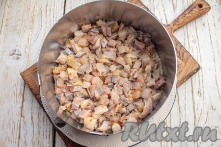 На картофель разложите ровным слоем селёдку.