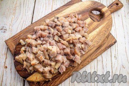Филе сельди нарежьте на мелкие кубики.