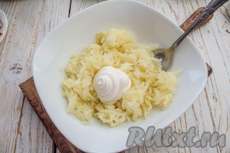 Остывшие картошку, свеклу и морковку очистите от кожуры. Для сборки салата мне удобно перемешивать ингредиенты по отдельности с майонезом. Картофель натрите на тёрке, добавьте, примерно, 1 столовую ложку майонеза, посолите, поперчите по вкусу и перемешайте.