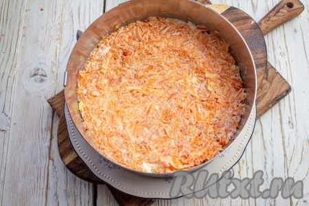 Ровным плотным слоем выложите морковь поверх яичного слоя.
