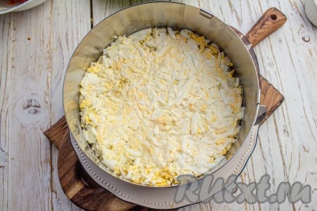 Смажьте яйца небольшим количеством майонеза, уплотняя слой. При необходимости, приправьте чёрным молотым перцем по вкусу.