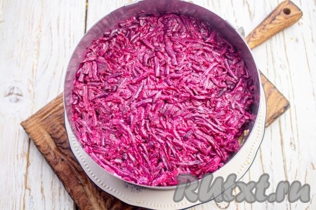 Ровным слоем выложите свеклу в кулинарное кольцо. Уберите салат в холодильник вместе с кольцом на 1-2 часа.
