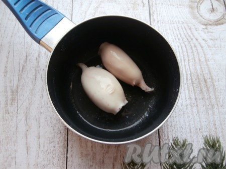 Довести воду до кипения, посолить, сразу выключить огонь, накрыть кастрюльку крышкой и оставить кальмаров на 1-2 минуты. Затем залить их холодной водой и дать остыть. Заранее сварить вкрутую яйца (варим после закипания 9-10 минут), остудить их полностью и очистить.