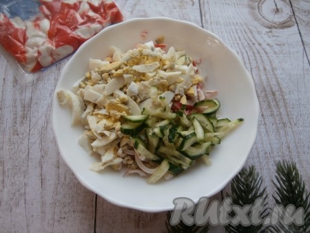 Сюда же выложить варёные яйца, нарезанные на длинные кусочки, и свежий огурчик, нарезанный соломкой.