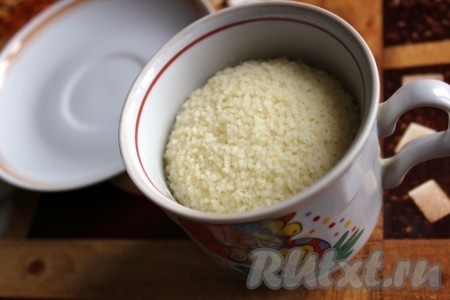 Приготовить кускус - залить крупу кипятком в объеме в 2 раза больше крупы и дать разбухнуть (около 5 минут).