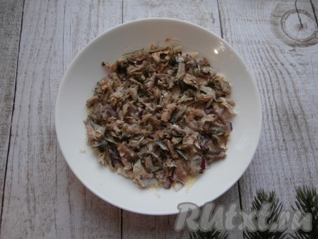 Следующим слоем выложить размятые вилкой шпроты.