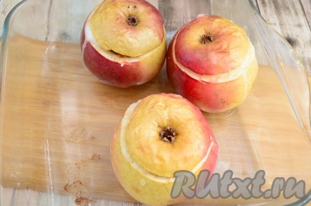 Отправить форму с яблоками, наполненными сахаром и корицей, в разогретую духовку и запекать при температуре 180 градусов 25-40 минут. Продолжительность запекания зависит от сорта, спелости, размеров яблок и, конечно, особенностей духовки. В этот раз у меня яблочки запекались 35 минут.