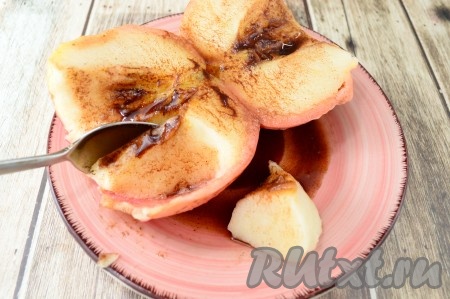 Я предпочитаю лакомиться этим десертом, разломив его ложкой пополам и поливая мякоть печёного яблока ароматной смесью сахара и корицы. Приготовить это лакомство в духовке проще простого, а его вкус точно не оставит вас равнодушным!