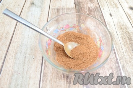 В отдельной тарелочке смешать молотую корицу и сахар.