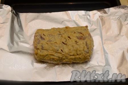 По прошествии времени завернуть мясо в два слоя фольги.